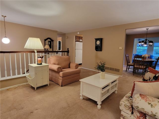 4011 Firethorn Dr, Kennedy Twp, PA 15136