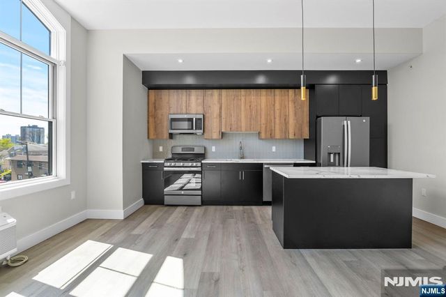 2021 Jones Road 101, Fort Lee, NJ 07024