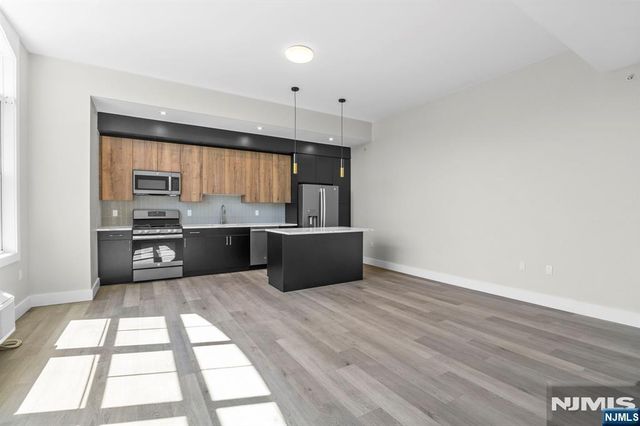 2021 Jones Road 101, Fort Lee, NJ 07024