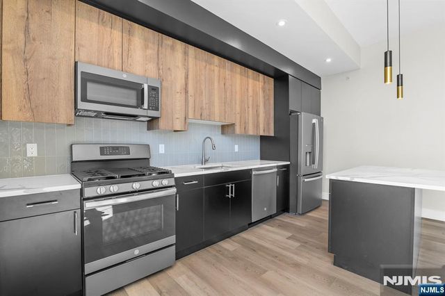 2021 Jones Road 101, Fort Lee, NJ 07024