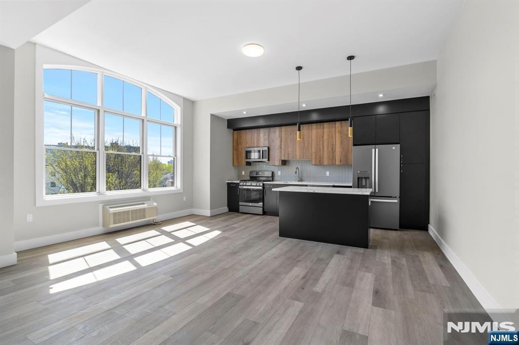 2021 Jones Road 101, Fort Lee, NJ 07024