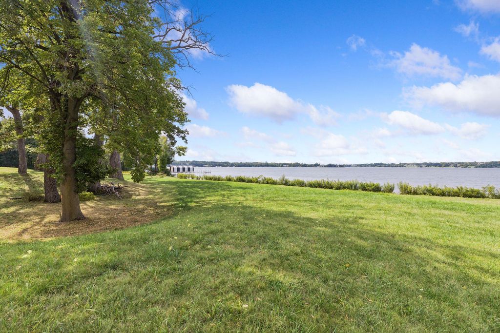 555 Bushaway Road, Wayzata, MN 55391 — exterior
