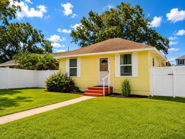 217 50TH TER N, St Petersburg, FL 33703