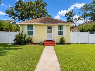 217 50TH TER N, St Petersburg, FL 33703