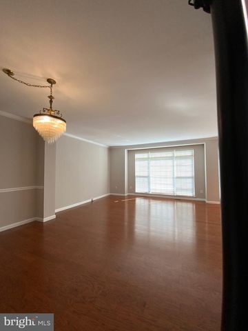 5722 GOVERNORS POND CIR, Alexandria, VA 22310