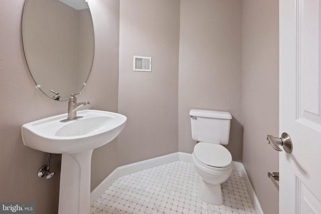 5722 GOVERNORS POND CIR, Alexandria, VA 22310