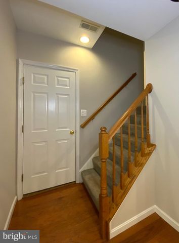 5722 GOVERNORS POND CIR, Alexandria, VA 22310