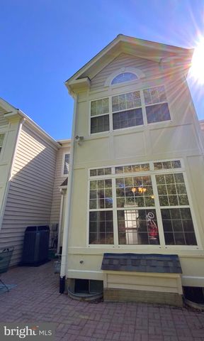 5722 GOVERNORS POND CIR, Alexandria, VA 22310