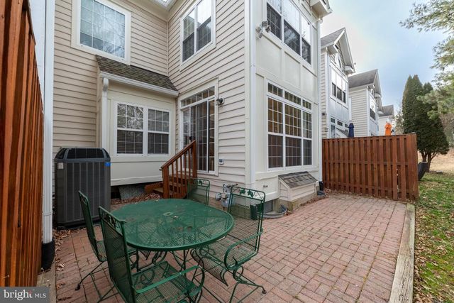 5722 GOVERNORS POND CIR, Alexandria, VA 22310