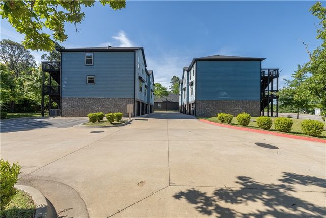 1975 Bourbon Drive, Fayetteville, AR 72703