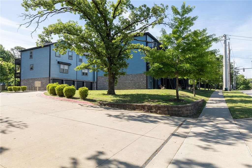 1975 Bourbon Drive, Fayetteville, AR 72703