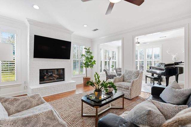 2806 Dakin Ave, Baton Rouge, LA 70820