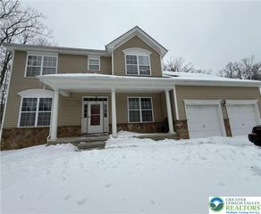 145 Kensington Drive, Lehman Twp, PA 18324