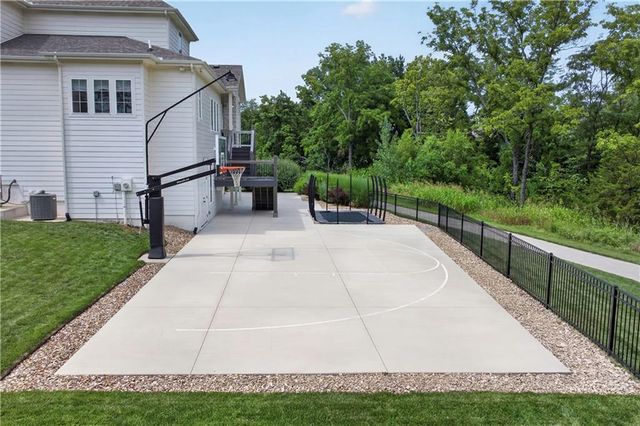 15410 W 166th Terrace, Olathe, KS 66062