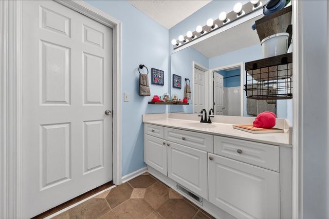 5700 Amalie Dr, Nashville, TN 37211