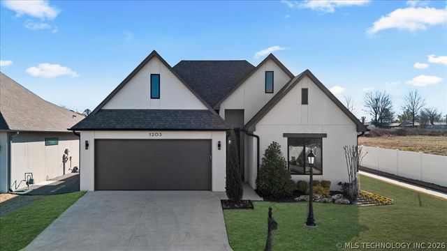 1203 N 71st Place, Broken Arrow, OK 74014