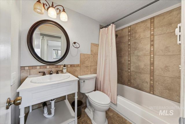 4230 N Patriot Cir, Meridian, ID 83646