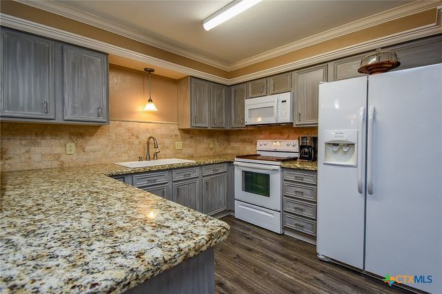 1730 Avenue C F, El Campo, TX 77437