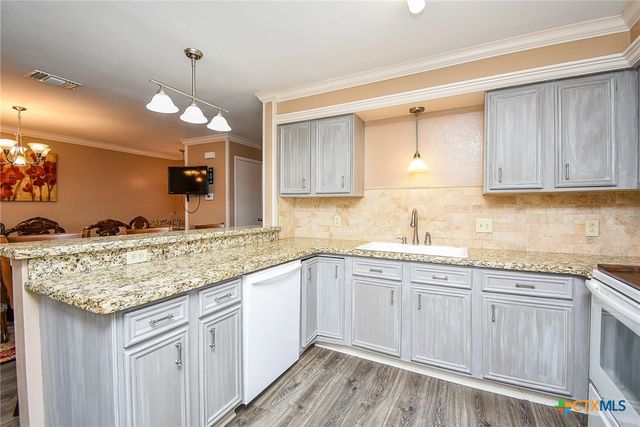 1730 Avenue C F, El Campo, TX 77437