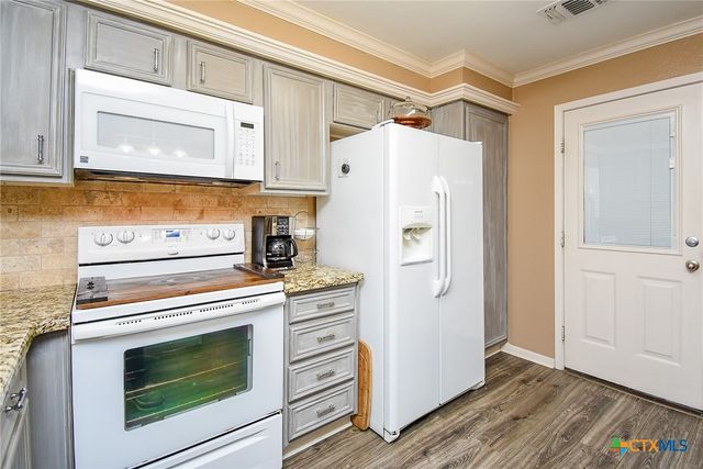 1730 Avenue C F, El Campo, TX 77437
