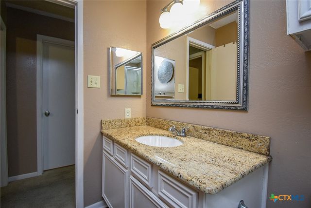1730 Avenue C F, El Campo, TX 77437