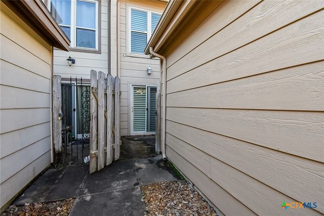 1730 Avenue C F, El Campo, TX 77437