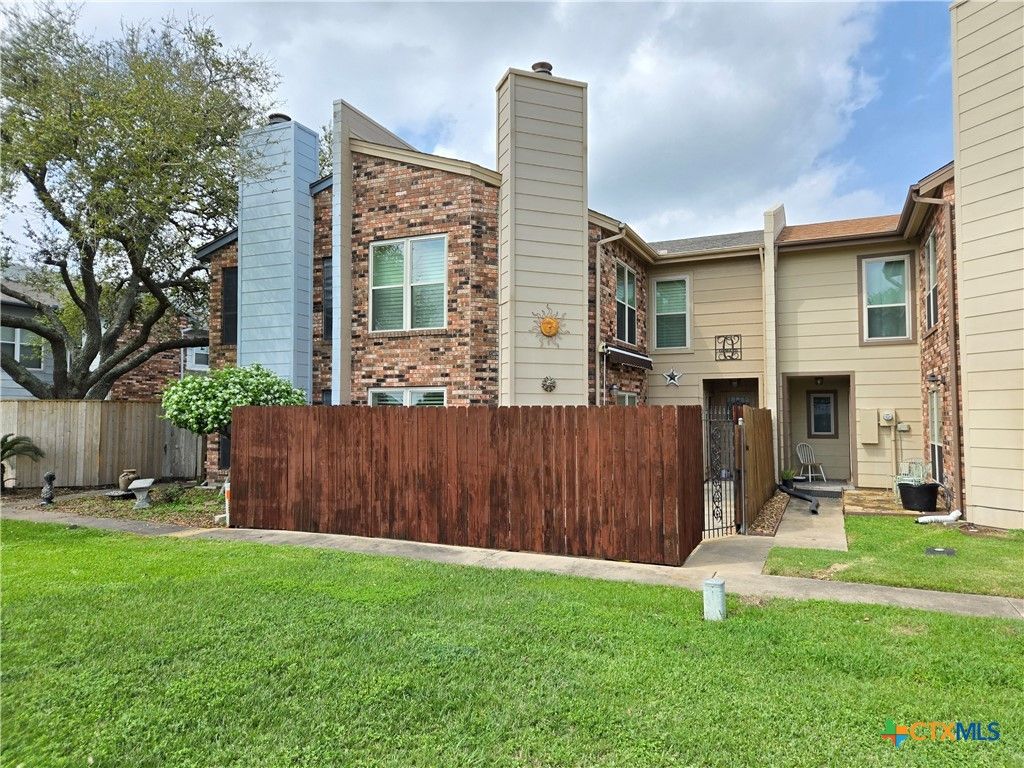 1730 Avenue C F, El Campo, TX 77437