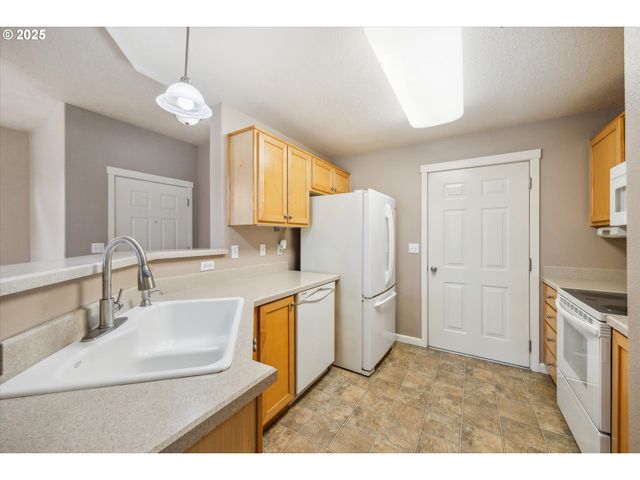 14781 Sw BEARD Rd 102, Beaverton, OR 97007