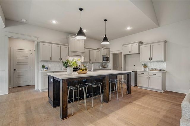 6034 Apache Drive, Shawnee, KS 66226