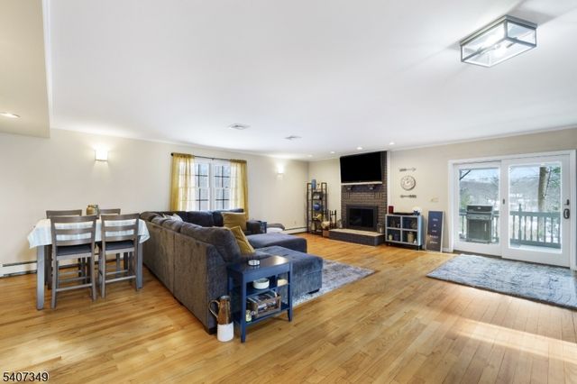 7 Mulberry Ln, Hampton Twp., NJ 07860