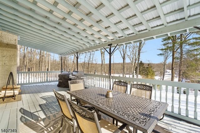 7 Mulberry Ln, Hampton Twp., NJ 07860