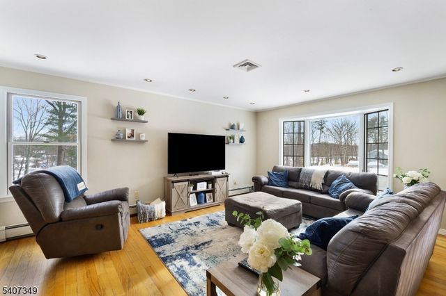 7 Mulberry Ln, Hampton Twp., NJ 07860