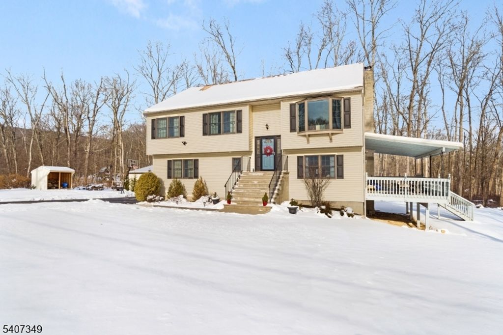 7 Mulberry Ln, Hampton Twp., NJ 07860