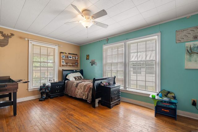 402 Crestwood St, Hot Springs, AR 71913