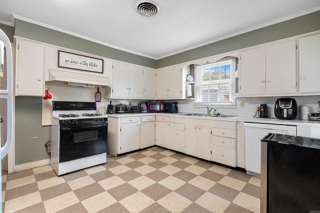 402 Crestwood St, Hot Springs, AR 71913