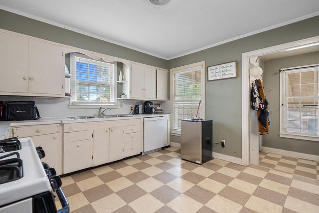 402 Crestwood St, Hot Springs, AR 71913