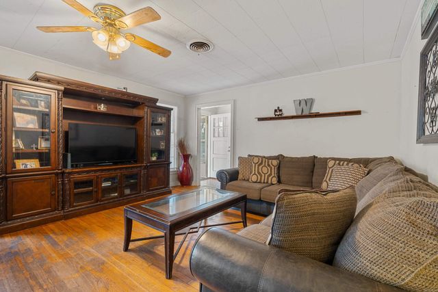 402 Crestwood St, Hot Springs, AR 71913