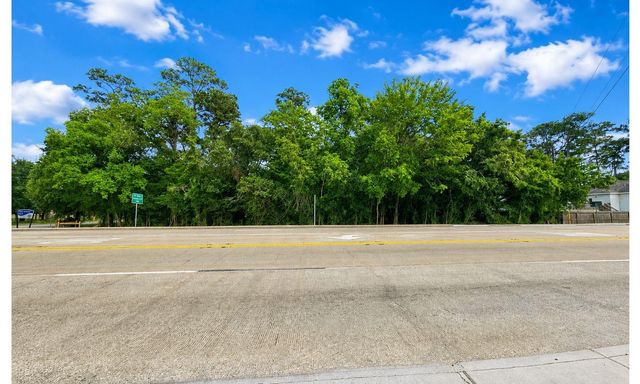 1016 E Fm 517, Dickinson, TX 77539