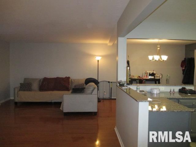 7120 N MANNING Drive, Peoria, IL 61614