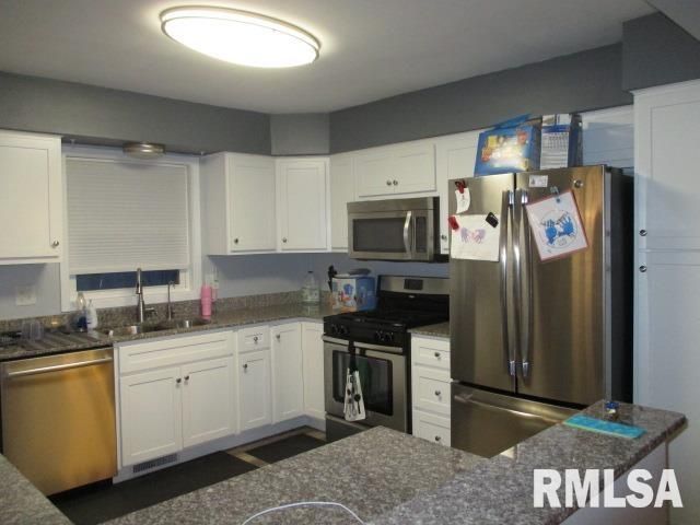 7120 N MANNING Drive, Peoria, IL 61614