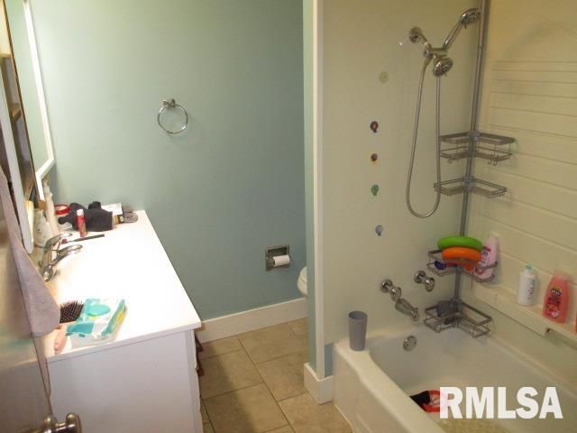 7120 N MANNING Drive, Peoria, IL 61614