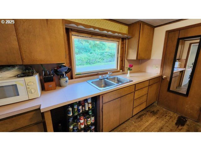 320 S DRIFT CREEK Rd, Lincoln City, OR 97367