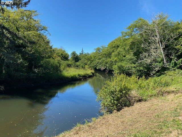 320 S DRIFT CREEK Rd, Lincoln City, OR 97367