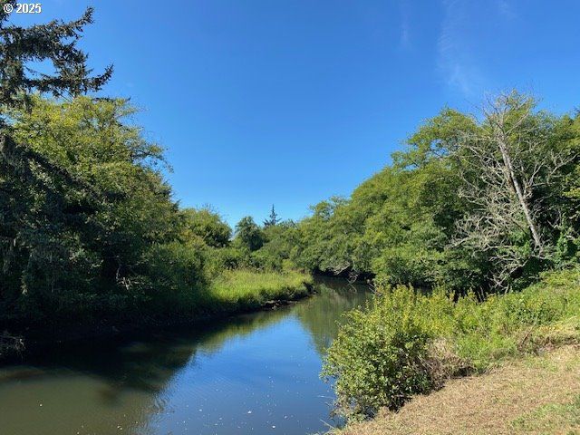 320 S DRIFT CREEK Rd, Lincoln City, OR 97367