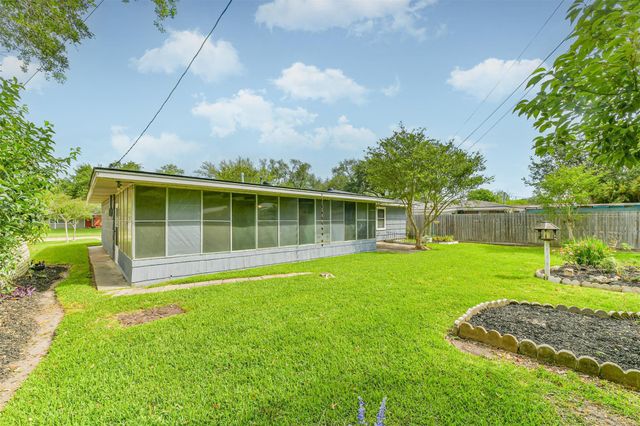 1025 24th Avenue N, Texas City, TX 77590