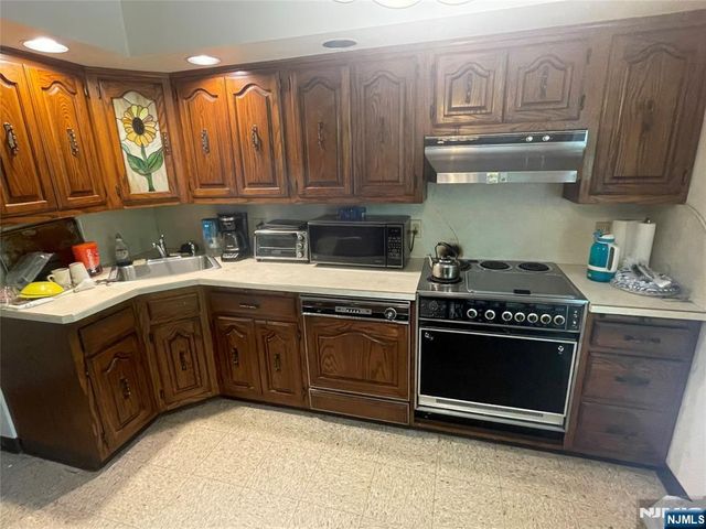 420 Lakeview Drive, Oradell, NJ 07649