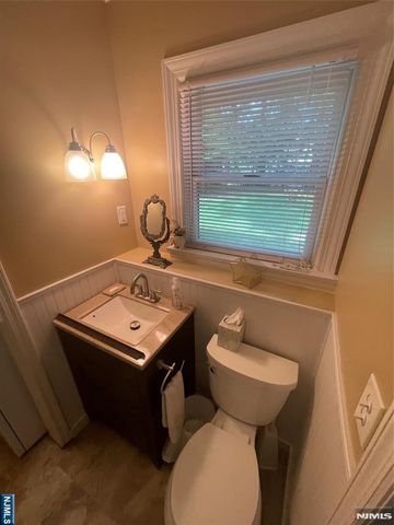 420 Lakeview Drive, Oradell, NJ 07649