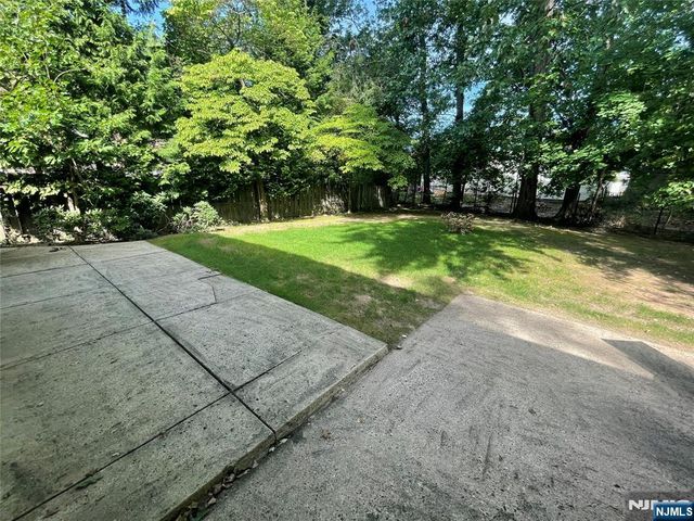 420 Lakeview Drive, Oradell, NJ 07649