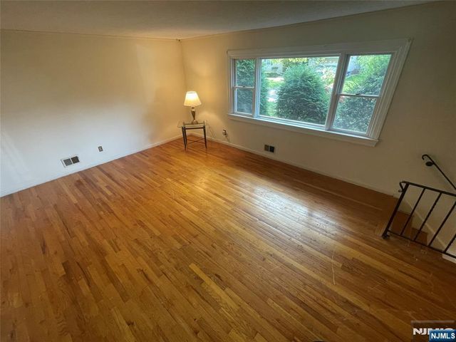 420 Lakeview Drive, Oradell, NJ 07649