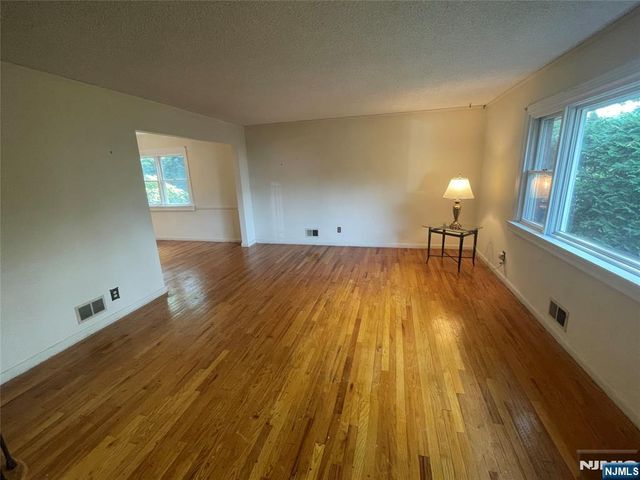 420 Lakeview Drive, Oradell, NJ 07649